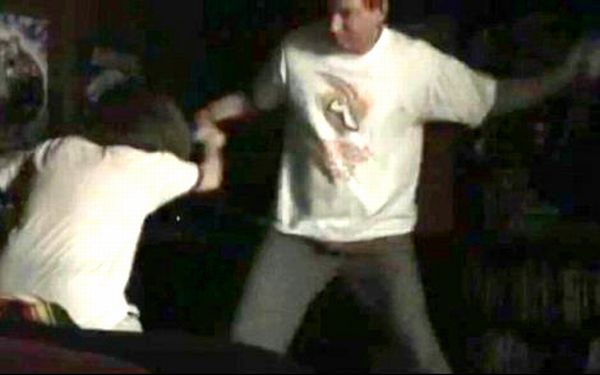 William Adams zlostavlja svoju kći Hillary; screenshot: YouTube William Adams zlostavlja svoju kći Hillary; screenshot: YouTube