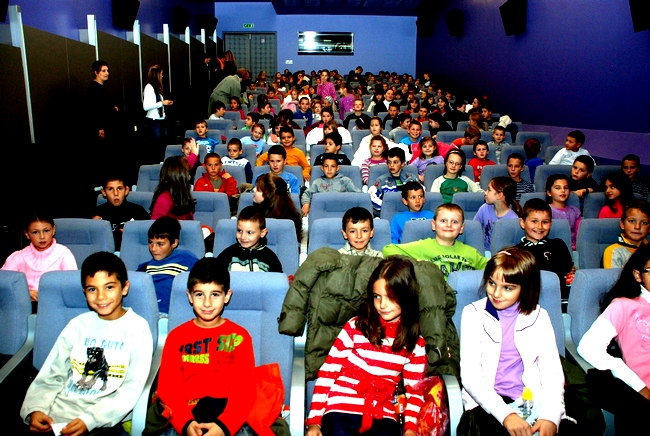 Djeca na projekciji filma u Prijedoru; Foto: SRNA