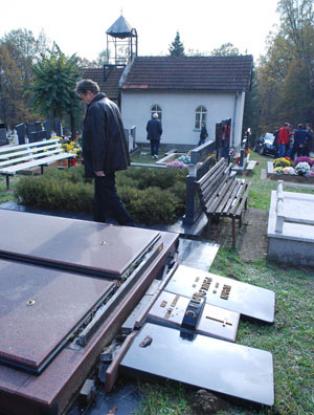 Oskrnavljeno katoličko groblje u Bistarcu/ foto: Dnevni avaz
