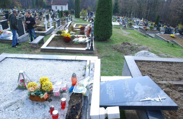 Oskrnavljeno katoličko groblje u Bistarcu/ foto: Dnevni avaz