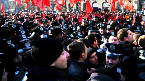 Kijev: Grupe nacionalista su poku&scaron;ale da spriječe defile komunista i sukobili su se sa svojim protivnicima koji su nosili slike Lenjina i Staljina, kao i crvene zastave; foto: Getty Images