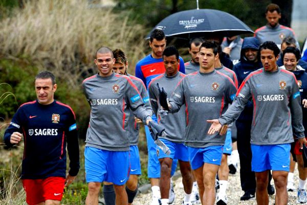Portugalci na jučerašnjem treningu; foto: Reuters Portugalci na jučerašnjem treningu; foto: Reuters