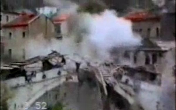 Ru&scaron;enje Starog mosta; screenshot: YouTube