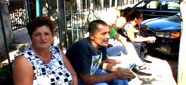 Sezonski radnici ispred upravne zgrade Agrokopa; foto: Trebinjedanas.com Sezonski radnici ispred upravne zgrade Agrokopa; foto: Trebinjedanas.com