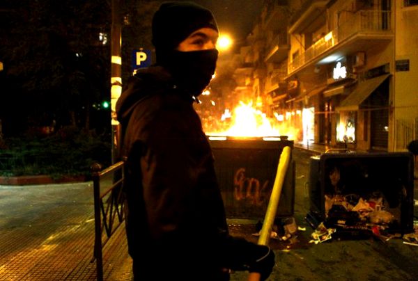 Oko 60 osoba uhap&scaron;eno je i privedeno na ispitivanje, da bi se utvrdilo da li su učestvovali u napadu na policajce u četvrtak u centru Atine; foto: Reuters