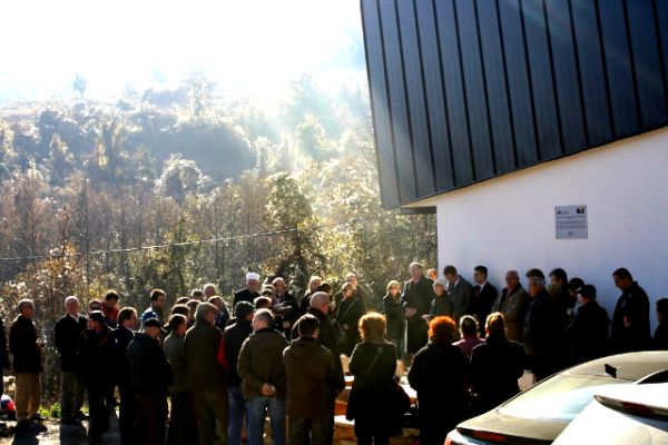 Svečanost u Kratinama: U dvije istovjetne zgrade u selima Kratine i Slatina će živjeti po četiri porodice lošeg imovinskog stanja; foto: Opstinafoca.rs.ba Svečanost u Kratinama: U dvije istovjetne zgrade u selima Kratine i Slatina će živjeti po četiri porodice lošeg imovinskog stanja; foto: Opstinafoca.rs.ba
