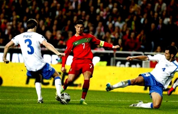 Cristiano Ronaldo između Saše Papca i Emira Spahića; foto: AP Cristiano Ronaldo između Saše Papca i Emira Spahića; foto: AP