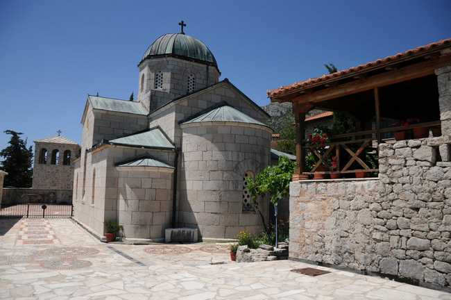 Manastir Tvrdoš u Trebinju, donedavno sjedište Eparhije zahumsko-hercegovačke i primorske Manastir Tvrdoš u Trebinju, donedavno sjedište Eparhije zahumsko-hercegovačke i primorske