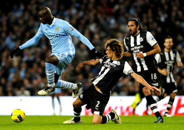 Mario Ballotelli, Fabrizio Collocini i Jonas Manuel Gutierrez; foto: Reuters