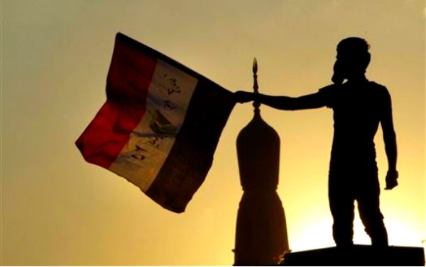 Demonstrant sa egipatskom zastavom na Trgu Tahrir; foto: AP