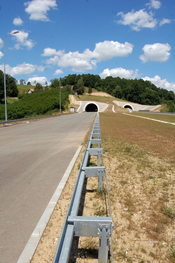 Imperija Milorada Dodika - Klasnice