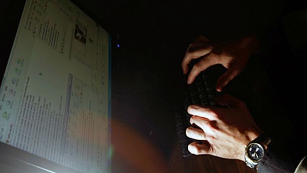 Istražitelji su utvrdili i da je prijavljeni, u periodu od nekoliko godina, koristeći visokosofisticirane računarske programe neovla&scaron;teno pristupao e-mailovima zasad neidentificiranih državljana SAD-a; ilustracija: News.sky.com