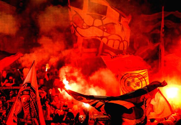 Oštećeno je oko 200 stolica na stadionu, zapaljeni su toaleti, a oštećeni su i kiosci u blizini stadiona koji su takođe bili meta pristalica Dynama; foto: Reuters Oštećeno je oko 200 stolica na stadionu, zapaljeni su toaleti, a oštećeni su i kiosci u blizini stadiona koji su takođe bili meta pristalica Dynama; foto: Reuters