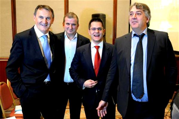 Živojinović, nekada najbolji teniser Jugoslavije, svoju ostavku je obrazložio budućim obavezama u Davis cup komitetu; foto: TANJUG Živojinović, nekada najbolji teniser Jugoslavije, svoju ostavku je obrazložio budućim obavezama u Davis cup komitetu; foto: TANJUG