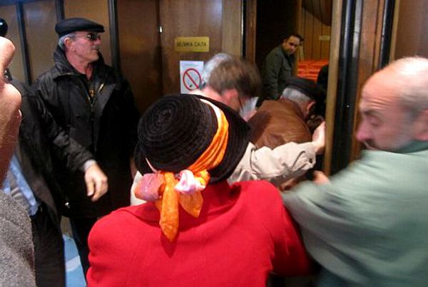 Član Inicijativnog odbora Nebojša Čirković rekao je novinarima da građani naselja Bocke traže da se hitno raspravlja o izgradnji vodovoda i kanalizacije; foto: 021.rs Član Inicijativnog odbora Nebojša Čirković rekao je novinarima da građani naselja Bocke traže da se hitno raspravlja o izgradnji vodovoda i kanalizacije; foto: 021.rs