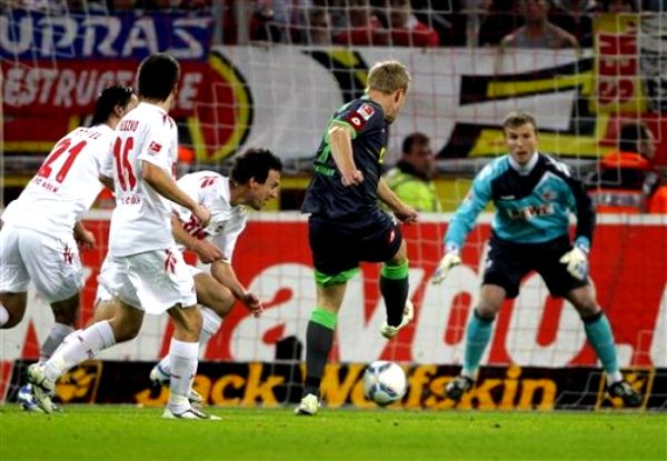 Mike Hanke dvaput je bio bolji od golmana Koelna Michaela Rensinga; foto: AP Mike Hanke dvaput je bio bolji od golmana Koelna Michaela Rensinga; foto: AP