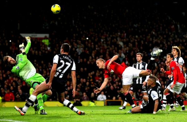 Poku&scaron;aj Nemanje Vidića koji je golman Newcastlea Tim Krul uspio odbraniti; foto: Getty Images