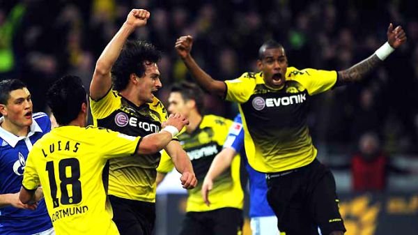 Felipe Santana sa suigračima proslavlja pobjedu Dortmunda; foto: Bundesliga.de