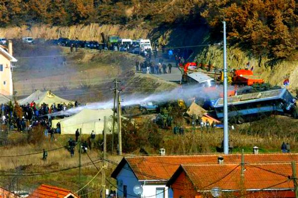 Sukob na administrativnom prelazu u Jagnjenici; foto: TANJUG Sukob na administrativnom prelazu u Jagnjenici; foto: TANJUG