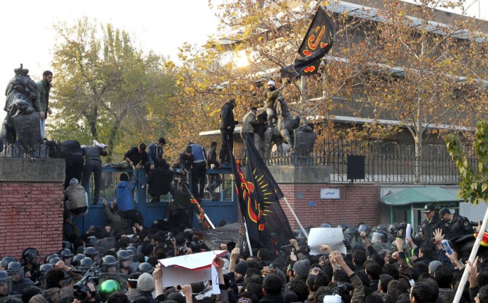 Vi&scaron;e desetina Iranaca u&scaron;lo je danas, bez policijske intervencije, u ambasadu Velike Britanije u Teheranu i britansku zastavu zamenilo iranskom