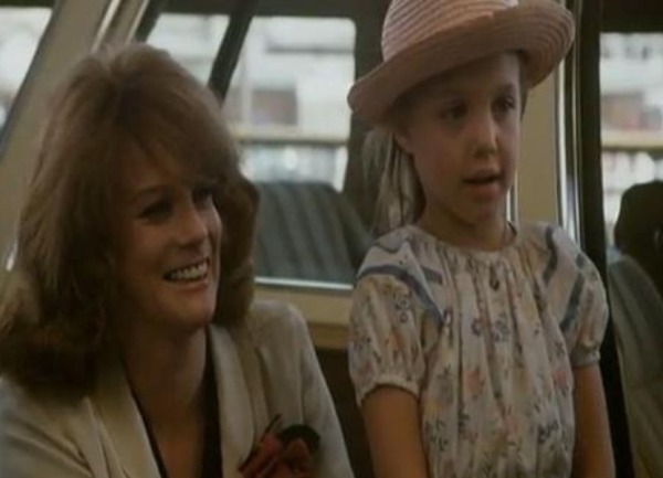 Angelina Jolie kao djevojčica u filmu 'Lookin' To Get Out' Angelina Jolie kao djevojčica u filmu 'Lookin' To Get Out'