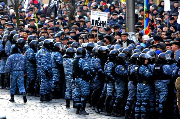 Kiev: Jedna osoba pretrpjela srčani udar dok je policija intervenisala poku&scaron;avajući da spriječi blokadu saobraćaja; foto: Reuters