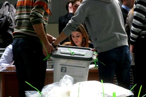 Nije ostalo neprimijećeno da se intervencija u izbornom zakonodavstvu plasirala u vrijeme kada je do lokalnih izbora ostalo manje od godinu dana; ilustracija: AP