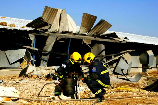 Vatrogasci na licu mjesta: Na području izraelske Galileje oštećene su dvije zgrade, objavili su izraelski mediji, no nema informacija o mogućim ljudskim žrtvama; foto: Reuters Vatrogasci na licu mjesta: Na području izraelske Galileje oštećene su dvije zgrade, objavili su izraelski mediji, no nema informacija o mogućim ljudskim žrtvama; foto: Reuters