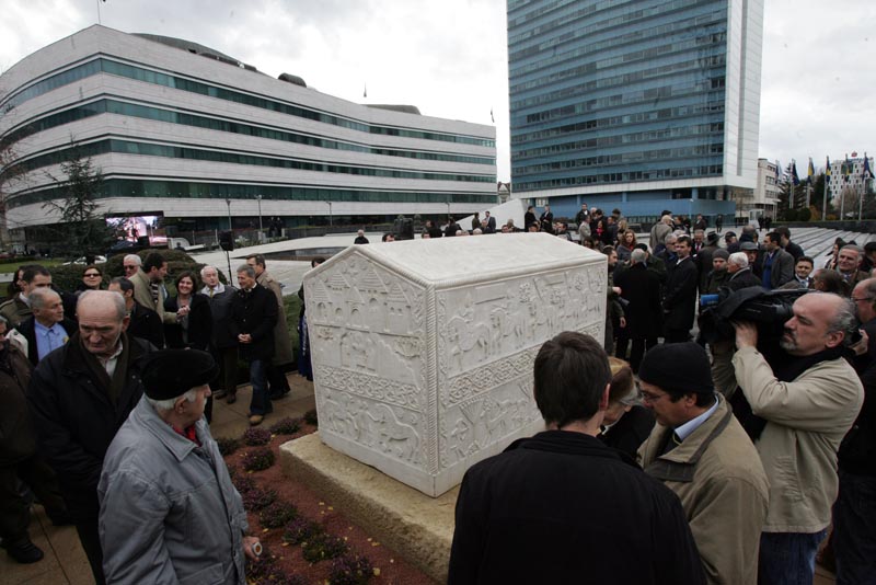 Replika zgo&scaron;ćanskog stećka postavljena ispred zgrade zajedničkih institucija BiH u Sarajevu/ Foto: DEPO PORTAL