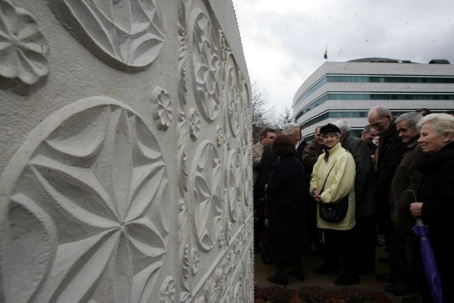 Replika zgo&scaron;ćanskog stećka postavljena ispred zgrade zajedničkih institucija BiH u Sarajevu/ Foto: DEPO PORTAL