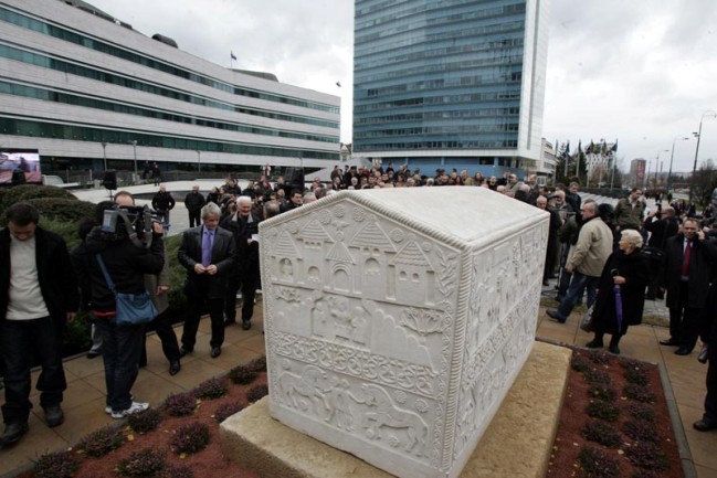 Replika zgo&scaron;ćanskog stećka postavljena ispred zgrade zajedničkih institucija BiH u Sarajevu/ Foto: DEPO PORTAL