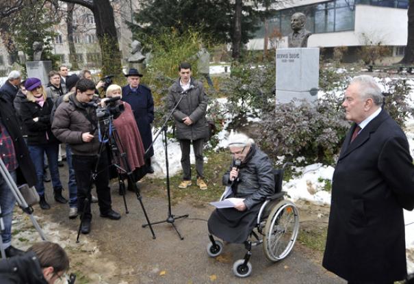 Postavljanje bisti u Malom parku kod Predsjedni&scaron;tva BiH/ Foto: Dnevni avaz