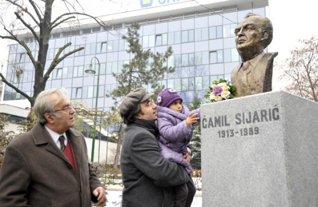 Postavljanje bisti u Malom parku kod Predsjedni&scaron;tva BiH/ Foto: Dnevni avaz