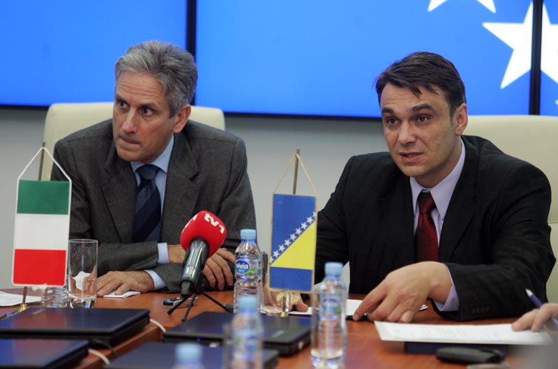 ahmetović -  de Cardona