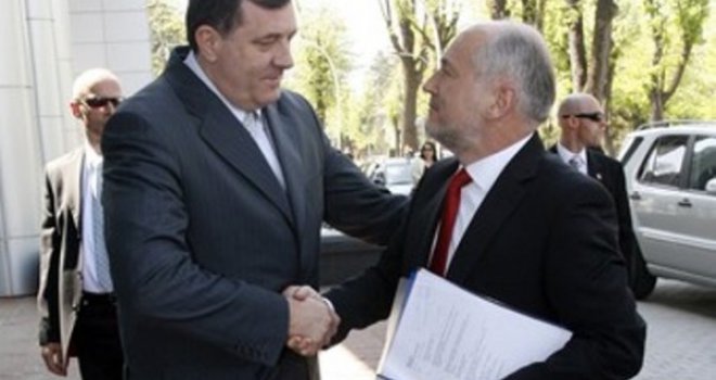 Inzko: Dodik je odabrao civilizacijski mrak; Predsjednik RS-a reagovao: Bolje mu je da ućuti