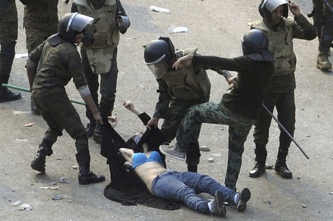 Policajci pretukli demonstrantkinju u Egiptu