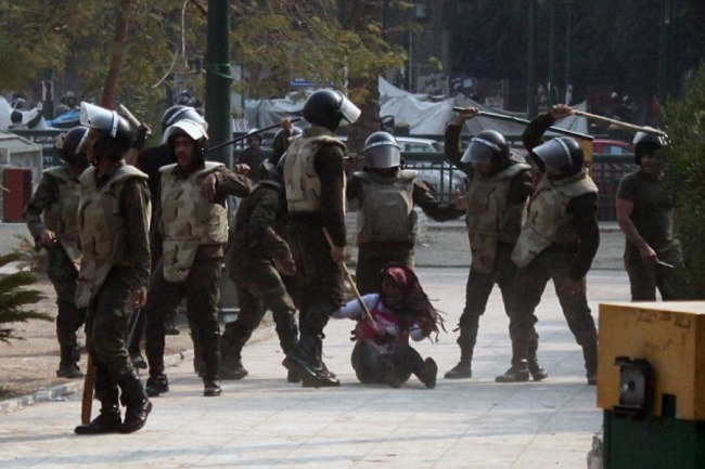 Policajci pretukli demonstrantkinju u Egiptu