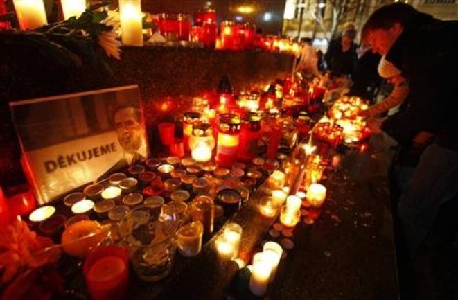 Svijeće za Vaclava Havela u Pragu