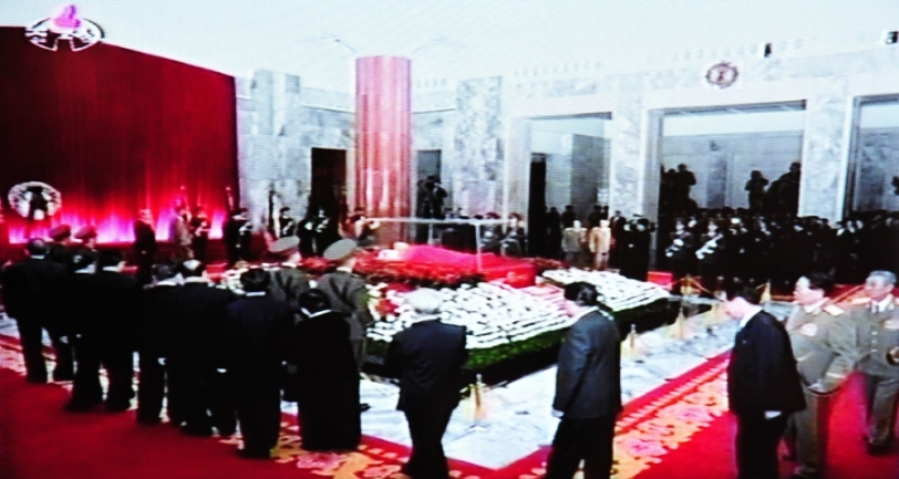 Beživotno tijelo Kim Jong-ila izloženo danas u staklenom lijesu u mauzoleju Kumsusan Beživotno tijelo Kim Jong-ila izloženo danas u staklenom lijesu u mauzoleju Kumsusan