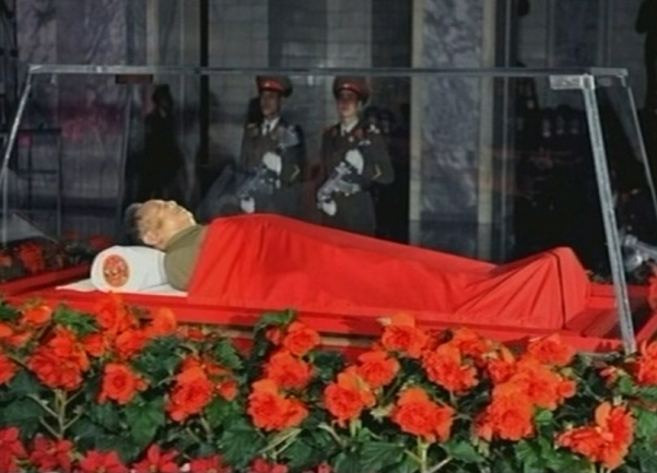 Beživotno tijelo Kim Jong-ila izloženo danas u staklenom lijesu u mauzoleju Kumsusan