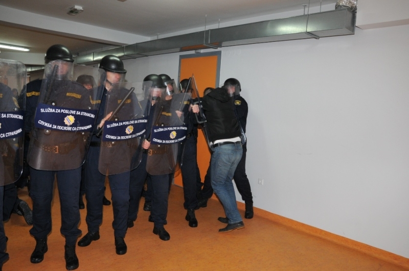 Služba za poslove sa strancima u kontinuitetu vr&scaron;i doedukaciju i usavr&scaron;avanje svojih kadrova i mehanizama za upravljanje migracijama