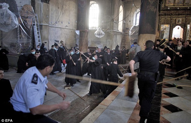 Sve&scaron;tenici se potukli za vrijeme rituala 'či&scaron;ćenje Crkve Hristovog rođenja' 2