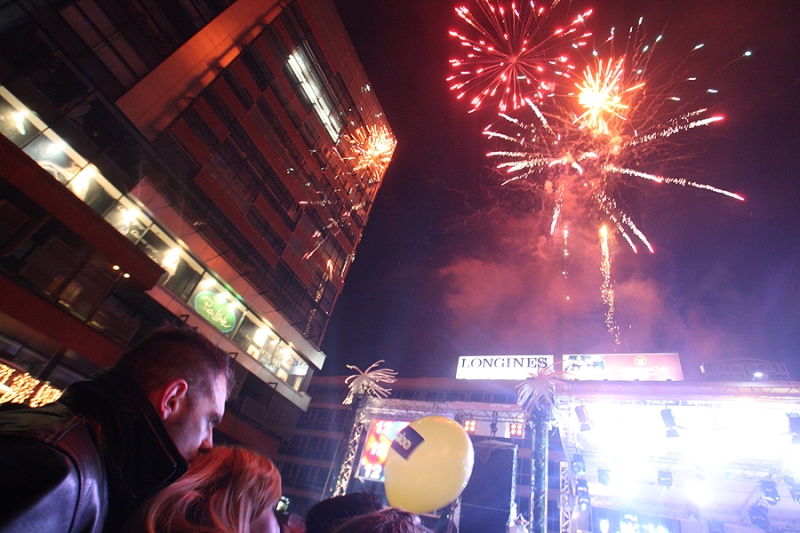 Nekoliko hiljada Sarajlija zajedno sa gostima grada dočekali su novu, 2012. godinu na Trgu djece Sarajeva. Stara godina ispraćena je uz vi&scaron;eminutni vatromet