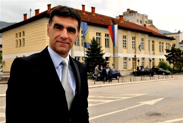 Ova država, ako se ovako nastavi i ako se ne naprave radikalne promjene, ide u dužničko ropstvo i ide u bankrot