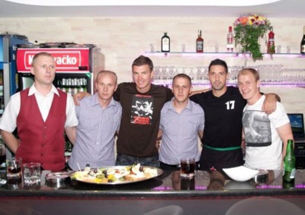 Senijad Ibričić (desno) sa Edinom Džekom (u sredini) i braćom na svečanosti otvaranja kafića '17'