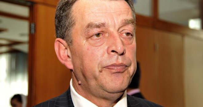 Birokratski aparat neće da dijeli sudbinu privatnog sektora - Kruščica poručuje: Smanjenja plaća ne dolaze u obzir!