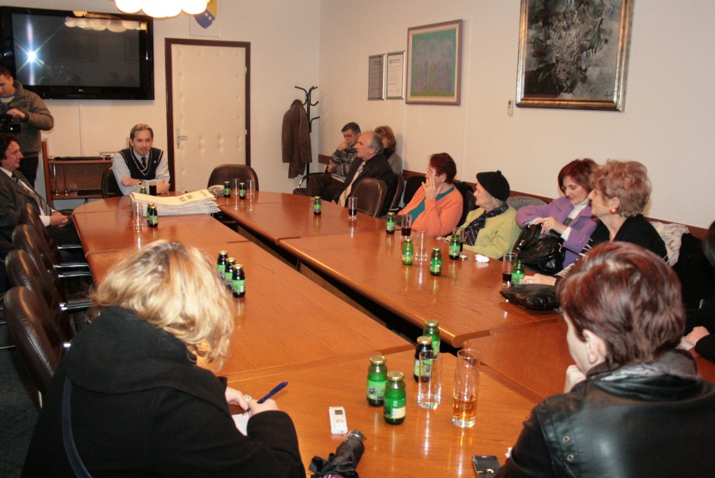 U povodu pravoslavnog  Božića, predsjedavajući Općinskog vijeća Centar Slaven Kovačević upriličio je 6. januara 2012. godine u Općini tradicionalni prijem za članove deset porodica poginulih boraca pravoslavne vjeroispovijesti. 