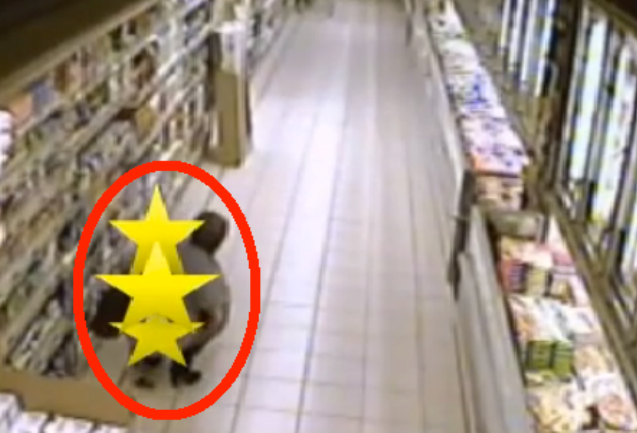 žena vr&scaron;i nuždu u supermarketu