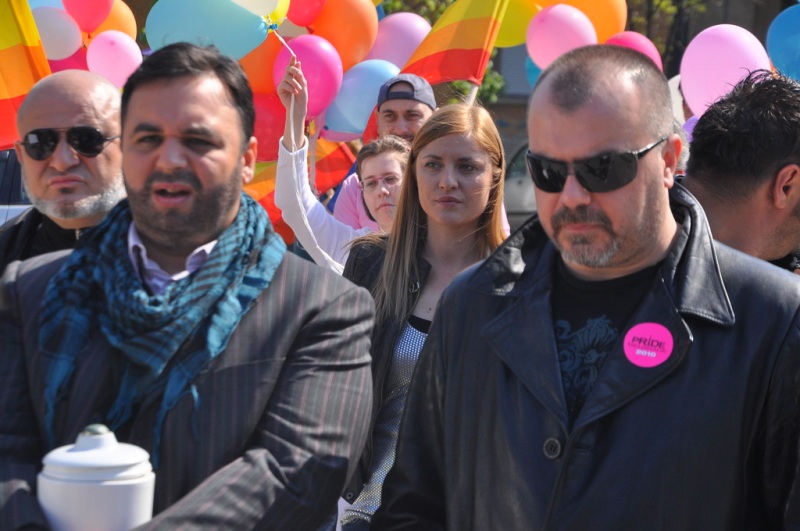 Limun i vođa gay aktivista Radmilo kreću na put po zemljama bivše Jugoslavije u kojima je Limun ratovao tokom devedesetih Limun i vođa gay aktivista Radmilo kreću na put po zemljama bivše Jugoslavije u kojima je Limun ratovao tokom devedesetih
