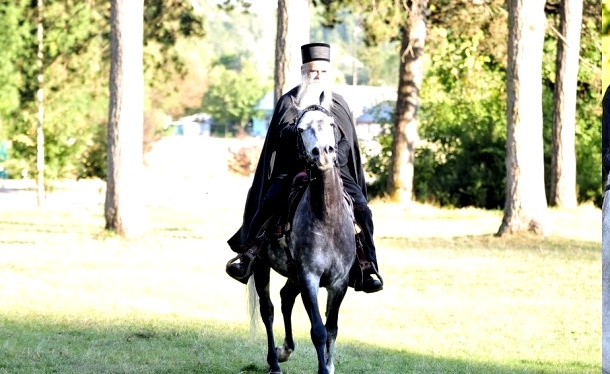 Amfilohije Radovć na konju